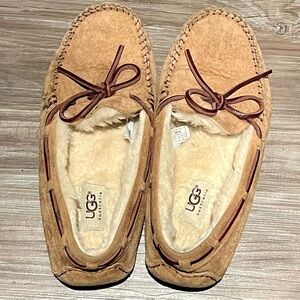 Authentic UGG slippers! BARELY WORN✨ PERFECT condition!